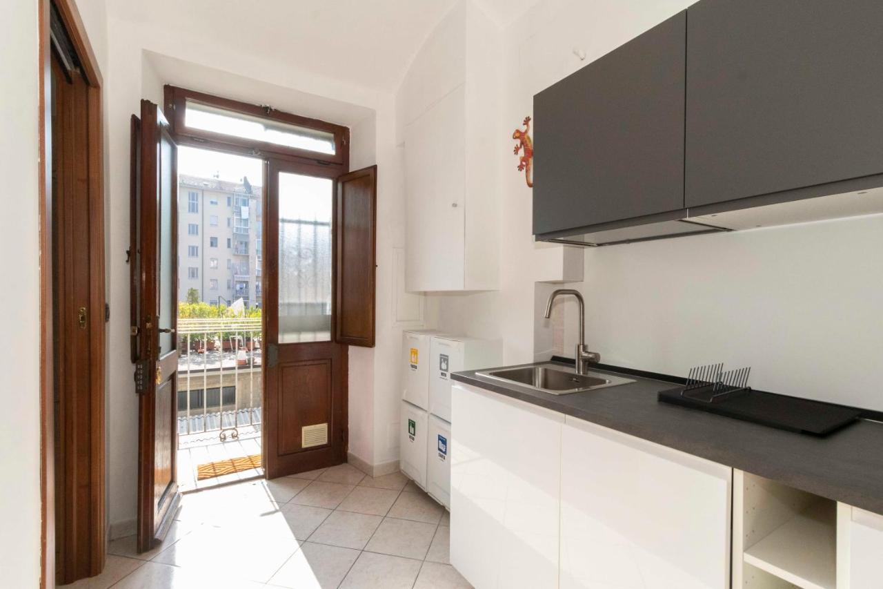 Colourful Flat San Donato Apartment Turin Bagian luar foto